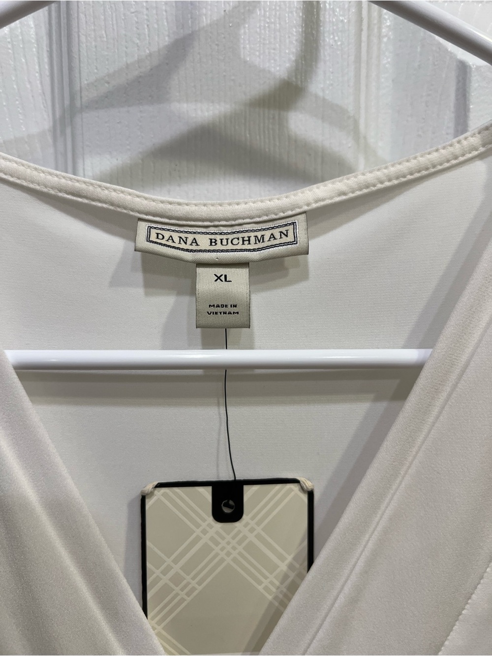 Dana Buchman Cream V-Neck Sleeveless Shells Top - Picture 2 of 7